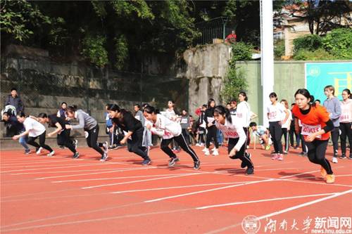 田径场-女子学生甲组100预赛(2).JPG